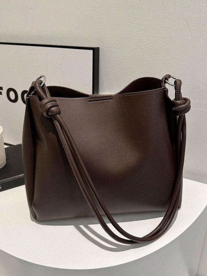 Tote-taske med tilbehør som detaljer