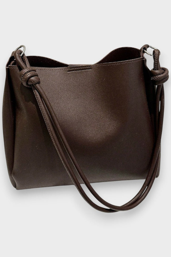 Tote-taske med tilbehør som detaljer