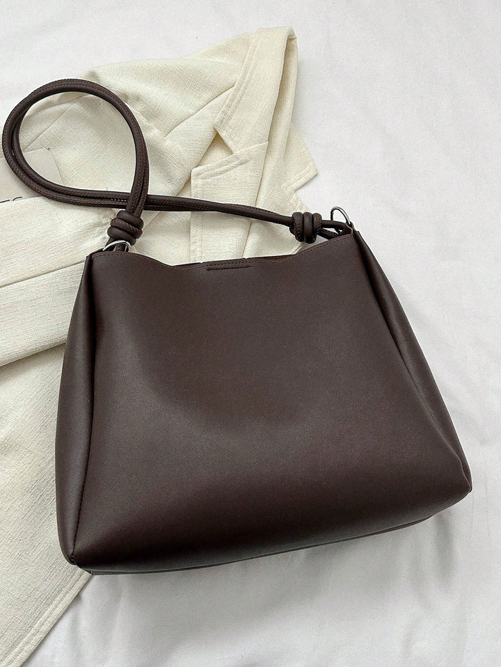 Tote-taske med tilbehør som detaljer