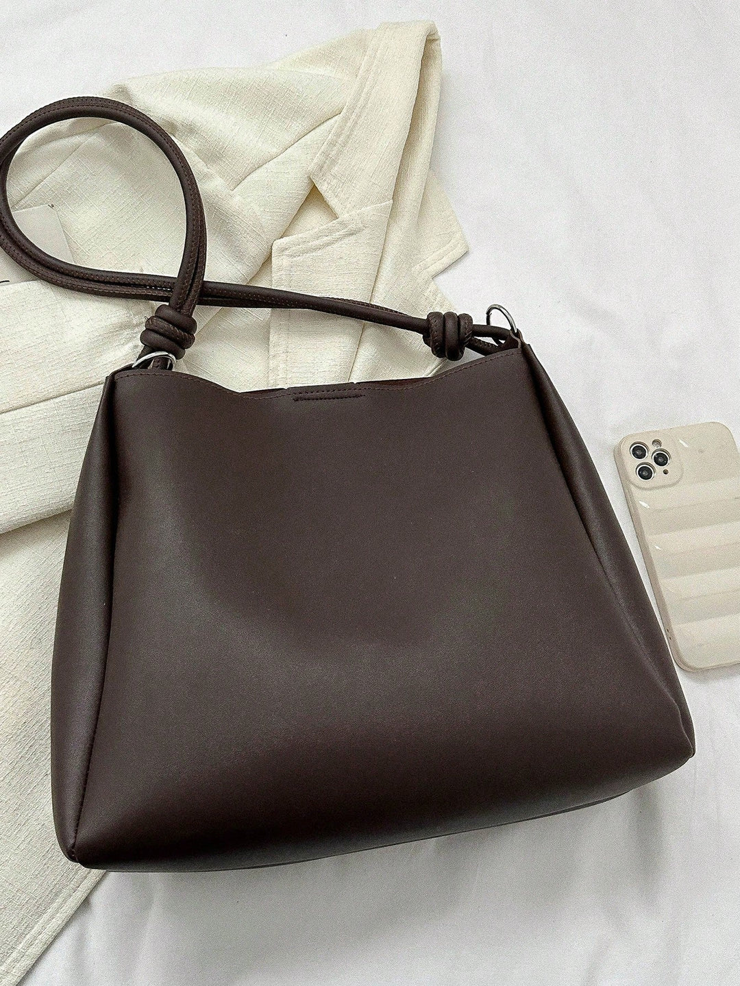 Tote-taske med tilbehør som detaljer