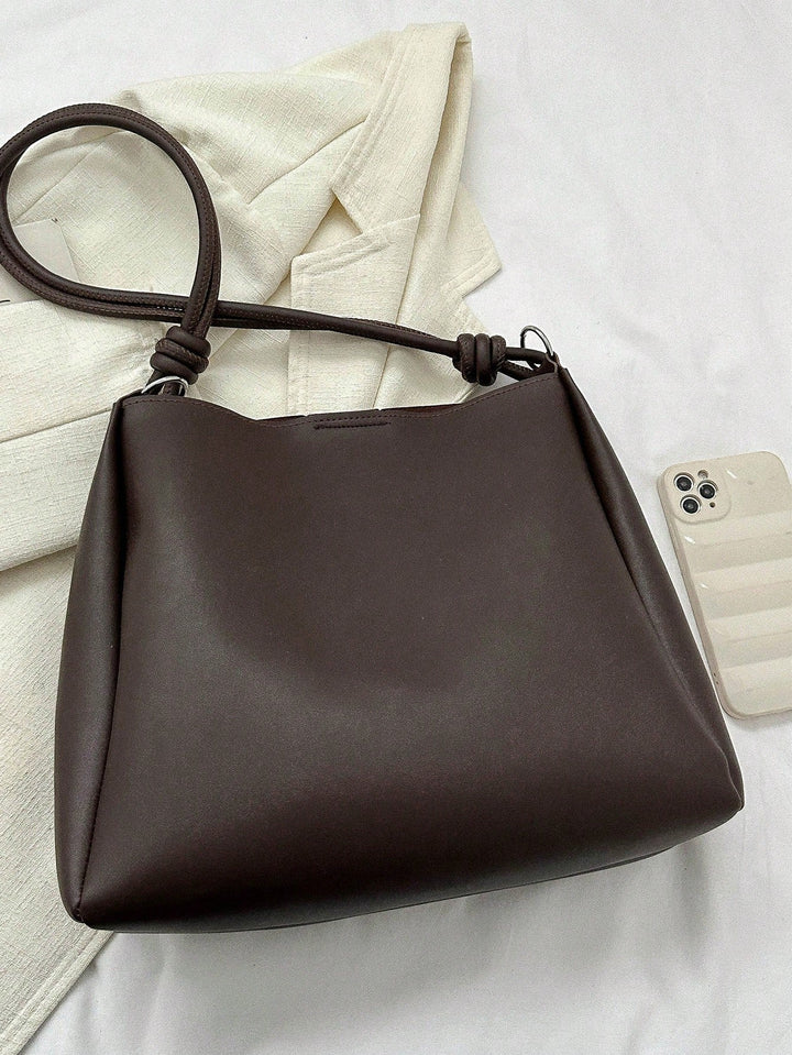 Tote-taske med tilbehør som detaljer