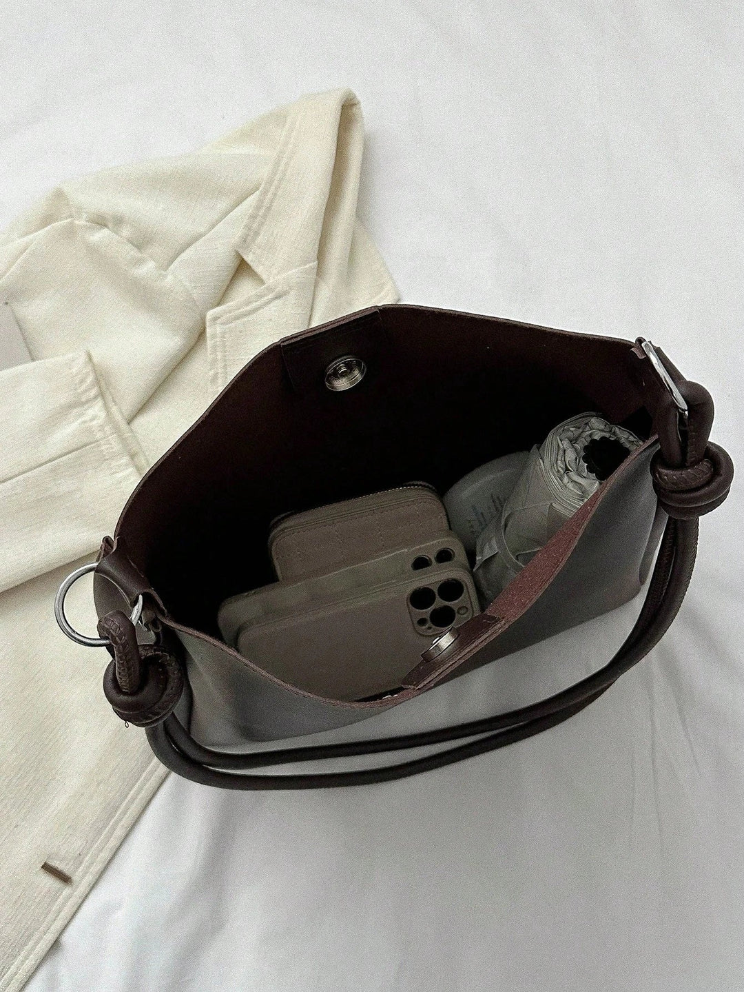 Tote-taske med tilbehør som detaljer