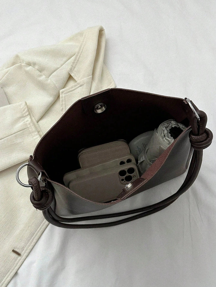 Tote-taske med tilbehør som detaljer